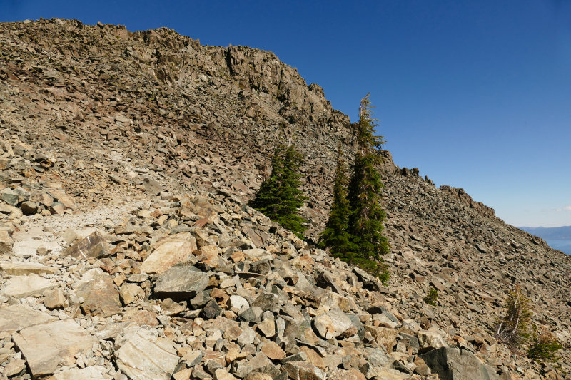 Bild vom Geröll auf dem Wanderweg zum Mount Tallac - Eldorado Mountains